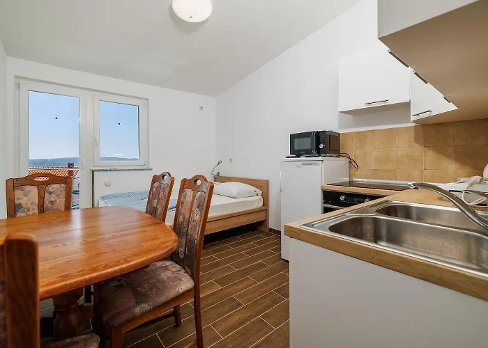 Malerisches Studio-apartment Mit Meerblick, Privatparkplatz, Klima Lejlighed